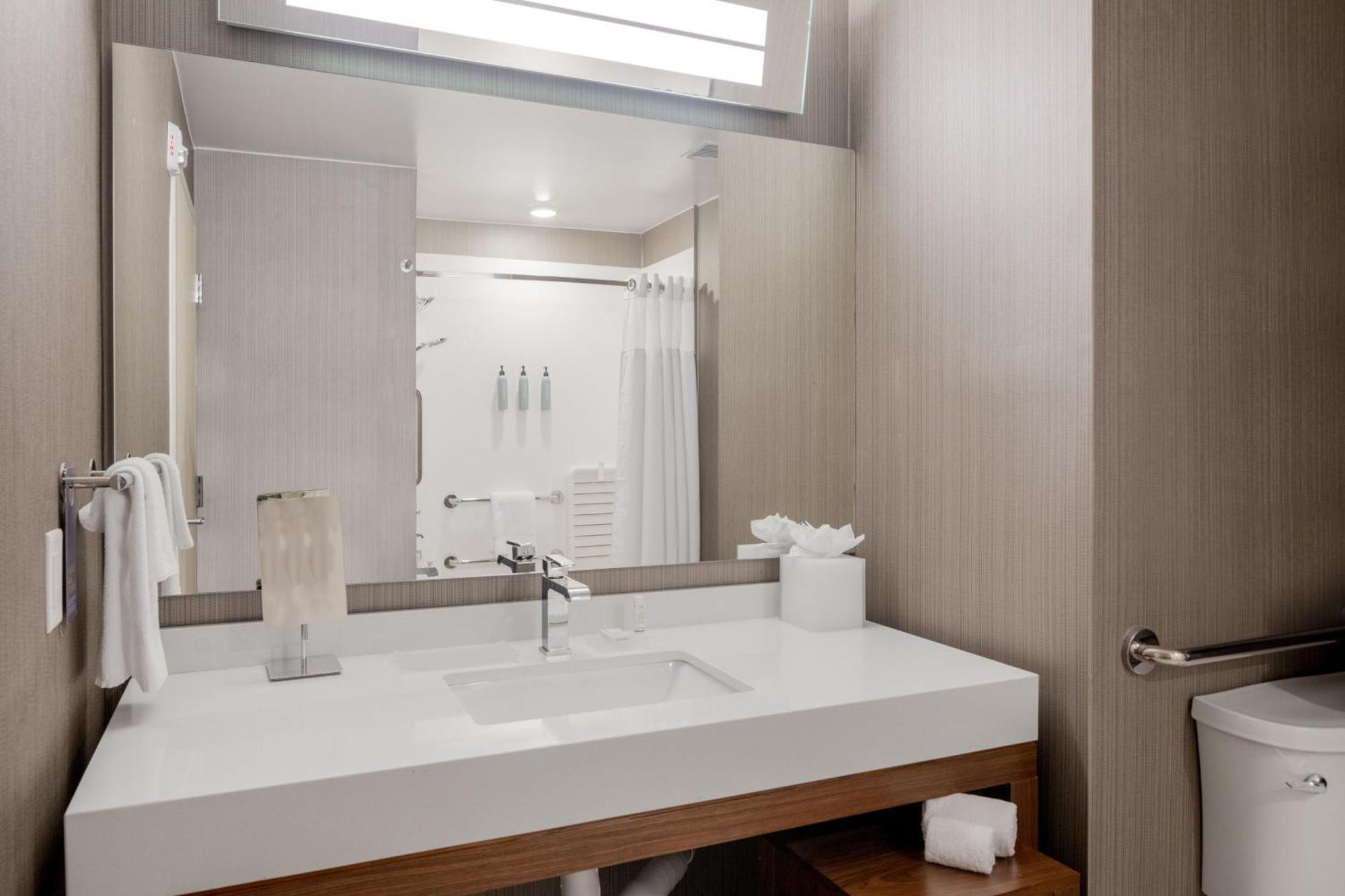 Courtyard By Marriott Northeast Houston